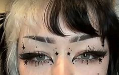 Cute Makeup Inspiration, Cool Alternative Makeup, Makeup Looks With Red Eyeliner, Grunge Festival Makeup, Light Alternative Makeup, Cool Makeup Designs, Cute Alternative Makeup, Alt Looks Makeup, Cute Edgy Makeup