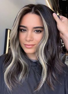 Hair With Blonde Highlights, Medium Hairstyle, Black Hair Balayage, Dark Hair With Highlights, Penteado Cabelo Curto, Chic Hairstyles