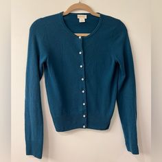 Club Monaco Italian Cashmere Cardigan Sweater, Size Xs - Turquoise Green, Elegant Reflective Pearl-Like Buttons, Only Worn Once And Well Cared For. In Great Condition! Luxury Classic Blue Cardigan, Winter Cashmere Button-up Sweater, Luxury Blue Crew Neck Cardigan, Affordable Blue Button-up Cardigan, Luxury Green V-neck Cardigan, Turquoise Green, Cashmere Cardigan, Club Monaco, Cardigan Sweater