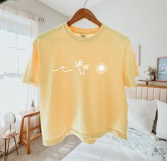 Please read description before purchasing. 100% cotton Comfort Color cropped boxy tees. Super cute and comfy ocean, palm tree and sun t-shirt. Printed with water-based ink. Please note, for an oversized look, we suggest to size up 1-3 sizes depending on how oversized you would like it. These shirts run like standard unisex tees. Please see size chart. We are hooked on the soft vintage feel of Comfort Colors brand shirts and we know you will be too. Vacation T Shirt, Beach Tshirt, Ocean Shirt, Vintage Feeling, Preppy Stuff, Oversized Look, Sun Shirt, Brand Shirts, Boxy Tee