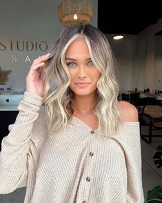 Root Shadow With Money Piece, Light Shadow Root Blonde, Money Piece With Root Smudge, Smudge Root With Money Piece, Blond Shadow Root Money Piece, Dark Root Money Piece, Balayage Hair Shadow Root, Short Blonde Money Piece Hair, Blonde With Root Smudge And Money Piece