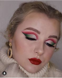 Instagram: @beautylizs #christmas #makeup #christmasmakeup #festive #redlipstick #redlips #eyeshadow #eyemakeup #eyemakeupideas #inspo Red And Green Makeup Christmas, Peppermint Makeup Look, Festive Christmas Makeup, Red And Green Makeup, Mexican Makeup, Red Green Christmas, Christmas Look, Green Makeup