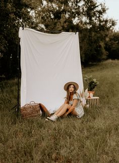 Boho style photo setup, photography, portrait photography, boho style, boho photography, sheet backdrop Boho Photoshoot, Outdoor Backdrops, Creative Shoot, Mini Photo Sessions, Photography Mini Sessions, Fall Mini Sessions, Spring Photoshoot, Flower Photoshoot, Creative Photoshoot Ideas