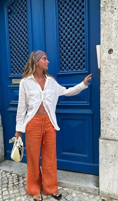 Linen Pants Summer Outfit, Barcelona Outfits Summer, Quick And Easy Summer Hairstyles, Orange Linen Pants, Orange Pants Outfit, Pants Summer Outfit, Lola Martinez, Linen Pants Summer, Pantalon Orange