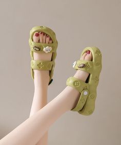 Green Platform Casual Decorated Splicing Beach Slide SandalsMade of:- EVA Upper.-EVA sole- cushioned insole.1.37"/3.5cm Platform Heel Green Platform, Linen Coat, Long Sleeve Outfits, Sandals Platform, Beach Slides, Short Summer Dresses, Half Sleeve Dresses, Summer Dress Outfits, Knitted Coat