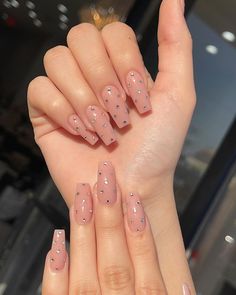 Square Acrylic Nails With Rhinestones, Rhinestone Nails Square, Simple Nails With Rhinestones, Nude Rhinestone Nails, Short Nail Set Ideas, Simple Rhinestone Nails, White Nails With Rhinestones, Dazzle Nails, Trendy Acrylic Nails