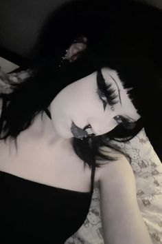 Trad Goth Pfp, Profile Picture Discord, Goth Pfp, Trad Goth Makeup, Profile Dark, Pfp Profile, Trad Goth