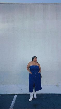 plus size curvy model fashion outfit ideas inspo denim dress tall boots cool girl posing against wall los angeles city aesthetic Los Angeles City Aesthetic, Denim Outfit Plus Size, All Denim Outfit, All Denim Outfits, Fall Denim Trends, Tencel Denim, Los Angeles City, Fall Denim, Curvy Model