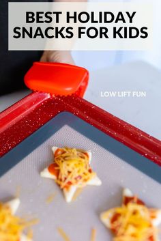 Snacks for Children’s Christmas Party: Mini Pizzas - small pizzas shaped like stars on a baking mat and red baking sheet Christmas Snacks For Kids School, Kids Christmas Snacks, Holiday Snacks For Kids, Snacks For Children, Easy Kids Christmas, Healthy Christmas Snacks, Christmas Party Snacks, Christmas Recipes For Kids, Holiday Party Appetizers