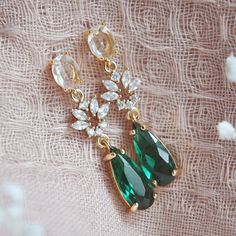 Emerald Green Earrings Boho Bridal Earrings Woodland - Etsy Green Wedding Earrings, Boho Bridal Earrings, Emerald Green Necklace, Boho Bridal Jewelry, Prom Outfit, Bridesmaids Earrings, Emerald Green Weddings, Emerald Green Earrings, Oval Earrings