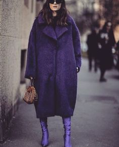 A los días oscuros les combina estupendamente un #look lleno de color. #streetsyle Dark Purple Coat Outfit, Purple Monochrome Outfit, Street Style Aesthetic, Milan Fashion Week Street Style, 2024 Outfits, Milan Street Style, Winter Vibes