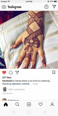 the henna on this hand is really pretty