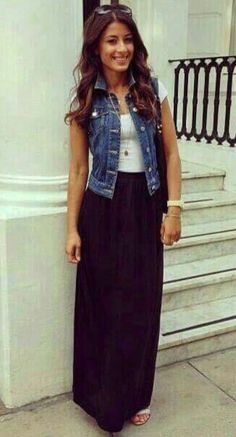 Denim vest outfit / chaleco de mezclilla Denim Vest Outfits, Denim Vest Outfit, Jaket Denim, Skirt Diy, Denim Vests, Fitness Outfits, Modest Summer Outfits, Maxi Skirt Outfits, Maxi Rok