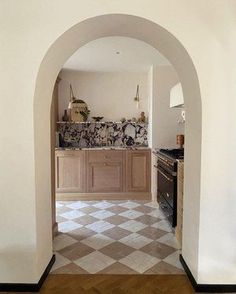 2023 interior design trends - checkered tiles and archways Kitchen Floor Tiles Ideas, Checkerboard Floor, Diy Backsplash, Casas Coloniales, Tile Inspiration, Kitchen Floor Tile, Gorgeous Kitchens, Tile Flooring, Kitchen Marble