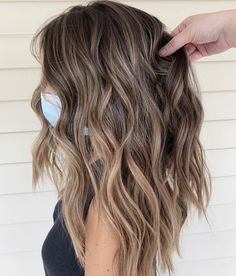 Rambut Brunette, Brown Hair Inspo, Brunette Hair With Highlights, Dimensional Color, Dirty Blonde Hair, Trendy Hairstyle, Brown Hair Balayage, Easy Summer Hairstyles, Hair Medium