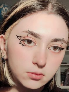 makeup butterfly wing flash Simple Wing Makeup, Subtle Butterfly Makeup, Butterfly Wings Makeup, Fairy Wings Makeup, Butterfly Wing Nail Art, Butterfly Wing Makeup, Fairy Wing Makeup, Fairy Wing Eyeliner, Butterfly Wing Eyeliner