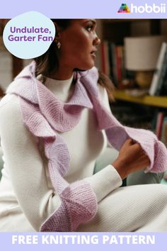 a woman sitting on a couch wearing a pink knitted scarf and white sweater with text overlay that reads, free knitting pattern