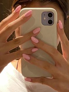 Rosa chiclete  Collar    Unhas Nuas Embellished Simple Solid Nails, Almond Solid Color Nails, Spring Nails Solid, Solid Nail Colors, Solid Color Acrylic Nails, Baby Pink Nails, Short Almond Nails