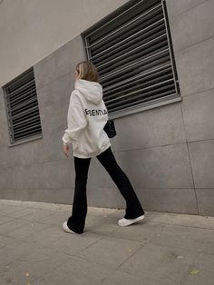 Cold Days Outfit Aesthetic, Fog Essentials Outfit, Adanola Aesthetic, Essential Hoodie Outfit, Outfit Ideas Uggs, Comfy Autumn Outfit, University Ootd, Nails 2023 Fall, Fall Outfits Comfy