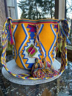 100 % original WAYUU handmade bag by the Rancherias in Guajira, Colombia. Your purchase helps support the indigenous Wayuu Tribe. Wayuu Bags Pattern Free, Crochet Wayuu Bag Pattern Free, Wayuu Mochila Bag Pattern, Wayuu Bag, Sling Bags, Handmade Bag, Handmade Bags, Cross Body Handbags, Crossbody Bags