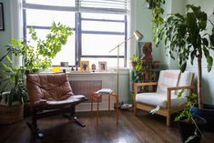 HuffPost Senior Culture Writer Zeba Blay’s Afro-Boho Home Thrifted Apartment, Boho Living Room Apartment, New Orleans Apartment, Cozy Boho Living Room, Boho Space, Bohemian Living Rooms, Warm Home Decor, Bohemian Room, Living Room Photos