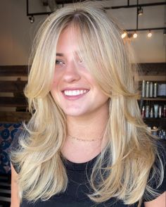 Women with golden blonde hair with curtain bangs and layered haircut Curtain Bangs Long Hair Blowout, Blonde Haircuts Medium Layers, Haircut Inspo Blonde, Golden Blonde Layered Hair, Golden Blonde Hair Layers, Blond Layers Medium, Layer Haircut Curtain Bangs, Curtain Bang Face Framing Layers, Haircut Medium Hair Layers