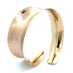 Il nostro bracciale Bangle Anticlastico in oro 14K porta uno stile sofisticato a qualsiasi look. Questo squisito gioiello è realizzato a mano in oro 14K e sapientemente progettato con un design in rilievo anticlastico che crea una miscela unica di eleganza classica e contemporanea. Un'estremità è leggermente affusolata per un tocco di drammaticità in più, mentre l'estremità svasata aggiunge al suo fascino accattivante. 



La bellezza senza tempo di questo splendido bracciale bangle lo rende l'a The Bangles, Bracelet Argent, Gold Gold, Sophisticated Style, Bangle Bracelet, Arm Band, Bracelet Making, Modern Woman, Timeless Pieces