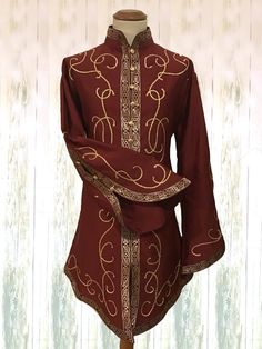 Heavy cotton tunic, Ottoman, available in various colours, bordered sleeves and collar, with metal button closure, gold embroidery with elven motifs Mandarin collar, laces on the back to adjust the shape The garment can be changed in shape and color and is made to measure. The colors of the fabrics can be changed as well as the color and design of the decorations For any questions or requests contact me Note to the customer, it is necessary to provide measurements for making the garment and a te Prince Clothes, Medieval Clothing, Fantasy Costumes, Gold Embroidery, Fantasy Clothing, Fantasy Fashion, Character Outfits, Historical Fashion, Adult Costumes