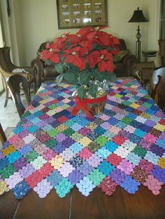 an image of a table with flowers on it and the caption is in spanish