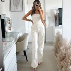 Size Xs / Us 2 / Eur 34 White Fitted Strapless Jumpsuit With Wide Leg, White High Waist Fitted Strapless Jumpsuit, White Fitted Casual Strapless Jumpsuit, White Wide Leg Jumpsuit With Pockets, White Wide-leg Jumpsuit With Pockets, Chic Fitted Zara Overalls, Chic Fitted White Overalls, Fitted White Zara Jumpsuit And Romper, Zara White Overall Jumpsuits And Rompers