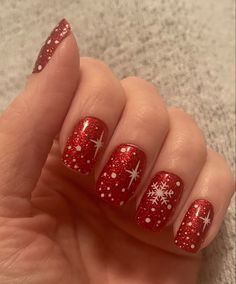 Simple Christmas Dip Nail Ideas, Red Nails With Snowflakes, Red Snowflake Nails Acrylic, Snowflake Design Nails, Christmas Star Nails, December Dip Nails, Christmas Dipped Nails Ideas, Nail Christmas, Xmas Nail