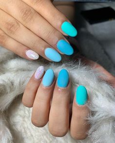 Aqua Nails The Nail Trend To Try This Year Aqua Ombre Nails, Aqua Blue Nails, Blue Green Nails, Blue Nail Polish Colors, Vacation Nail Designs, Shades Of Aqua, Aqua Nails, Orange Nail Designs, Bright Summer Nails