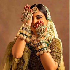 Bridal Jewellery Trend 2020 - Unique Bridal Bracelets & Chura Kara Designs Hindu Wedding Ideas, Heavy Jewelry, Bridal Chura, Indian Wedding Jewelry Sets, Indian Bridal Jewelry Sets, Bridal Lehenga Collection, Bridal Jewellery Design, Antique Bridal Jewelry, Bridal Jewelry Collection