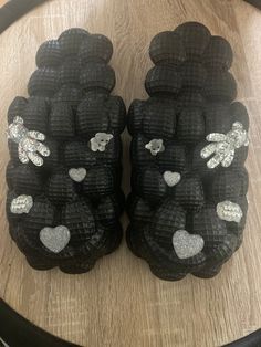 Bubble slides with chains & shoe charms Bubble Slides With Charms, Non Slip Shoes, Bubble Slides, Bear Slippers, Food Snacks, Shoes Comfortable, Cute Charms, Slides Shoes, Shoe Charms