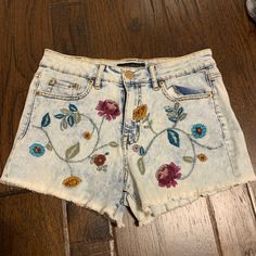 New Size 6 Blue Cutoff Jean Shorts With Floral Embroidery, Blue Floral Embroidered Cutoff Jean Shorts, Blue Floral Embroidery Cutoff Jean Shorts, Casual Embroidered Cutoff Jean Shorts, Casual Cutoff Jeans With Floral Embroidery, Embroidered Medium Wash Denim Jean Shorts, Casual Denim Jean Shorts With Floral Embroidery, Trendy Cutoff Jean Shorts With Floral Embroidery, Blue Cutoff Shorts With Floral Embroidery