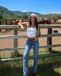 Ranch Aesthetic Outfits, Country Girl Outfits Aesthetic, Farmer Girl Outfit, Western Belt Outfit, Ranch Outfits For Women, Western Belts Outfit, Vans Ad, Horse Girl Outfits, Summer Hamilton