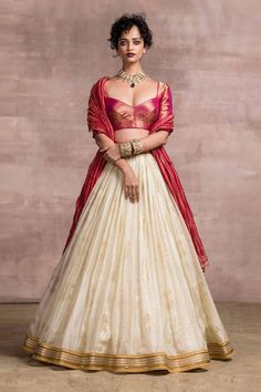 Grand Lehenga, Handloom Lehenga, White Lehenga, Indian Designs, Brocade Blouse, Indian Dessert