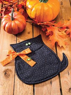 Pot Holders for All Seasons Sewing Table Ideas, Pot Holder Pattern, Halloween Sewing, Mug Rug Patterns, Quilted Potholders, Fall Sewing, Craft Books, Potholder Patterns, Adornos Halloween