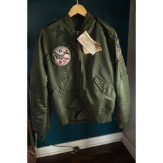 Vtg Nwt Spiewak Usaf Green B-17 Eaa Aviation Type L2 Flying Bomber Jacket 2xlt Has A Small Black Mark On Top Right Shoulder Other In Great Vintage Condition. Retro Winter Outerwear With Logo Patch, Military Style Khaki Outerwear With Patches, Retro Military Outerwear For Fall, Retro Long Sleeve Outerwear With Logo Patch, Puffer Trench Coat, Vintage Carhartt Jacket, Army Coat, Sherpa Trucker Jacket, Golden Fleece