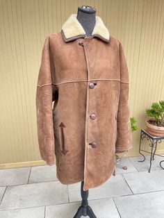 Vintage Sheepskin Leather Jacket For Fall, Vintage Brown Sheepskin Outerwear, Vintage Brown Fur Coat With Pockets, Retro Leather Winter Outerwear, Retro Leather Outerwear For Winter, Vintage Leather Fur Coat, Winter Long Sleeve Outerwear With Leather Lining, Long Sleeve Leather-lined Outerwear For Winter, Long Sleeve Winter Outerwear With Leather Lining