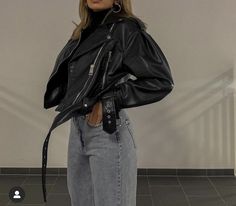 Leather Jacket And Jeans Outfit Women, Edgy Fashion Style, Outfits Juveniles, Women Leather Jacket, Autumn Fits, Concert Outfits, Leather Jacket Outfits