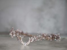 This beautiful moon tiara is a lovely accessory, perfect for a party, or wedding.  Head circumference:  one size fits all (adjustable) / fits adults and older children If the crown should fit the baby, after buying please give head circumference