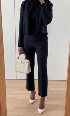 Hermes Kelly 25 outfit idea. Hermes craie retourne Kelly 25 styled with elegant dark neutrals. Kelly 25 Outfit, Kelly Outfit, Hermes Clothes, Dark Neutrals, Hermes Kelly 25, Kelly 25, Professional Work Outfit, Causal Outfits