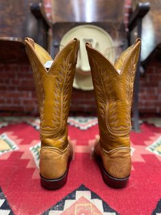 "Vintage Tony Lama western stitching cowboy boots size 9EE, style #6530, two tone brown color, stitch pattern resembling the wings of the phoenix. Good used condition, some wear, minor scuffing on the pointed toes, made in Usa. Please, check carefully the measurements, photos and description of the article before buying it, we do not accept changes or returns. Outsole Approximate Dimensions: 11 1/2\" long heel to toe. 10 3/4\" Inside from the heel to the toe. 4\" Widest wide in front of footwear Tony Lama, Mens Cowboy, Suede Leather Boots, Favorite Boots, Motorcycle Leather, Cowboy Western, Mens Shoes Boots, Western Cowboy Boots, Brown Leather Boots