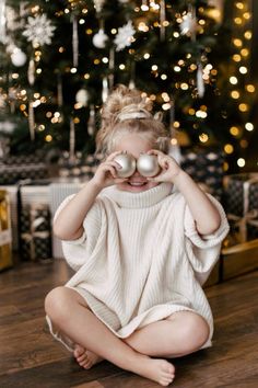 Christmas Tree Photoshoot, Natal Baby, Christmas Photoshoot Kids, Diy Christmas Photoshoot, Christmas Poses, Photo Backdrop Christmas