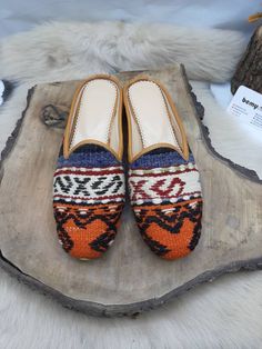 Vintage Mules, Leather Slip On, Kilim Sandals, Ethnic Style, Barefoot, Handmade, Comfy Clogs, Country Style, Retro Shoes, Boho Fashion #barefoot #handmade #VintageMules #bemyboots #ComfyClogs #LeatherSlipOn #CountryStyle #KilimSandals #BohoFashion #RetroShoes Vintage Mules, Boho Mode, Handmade Slippers, Custom Boots, Retro Shoes, Ethnic Patterns, Ethnic Style, Handmade Shoes, Ethnic Fashion