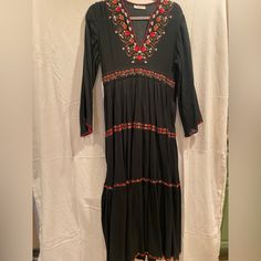 Doen Dress With Embroidered Flowers Black Folk Style Summer Dress, V-neck Midi Dress With Floral Embroidery For Casual Wear, V-neck Midi Dress With Floral Embroidery For Casual Occasions, Fall V-neck Dress With Embroidered Hem, Folk Style V-neck Dress With Floral Embroidery, Black Embroidered Maxi Dress For Spring, Black Embroidered Dress For Spring, Traditional Black Dress With Floral Print, Black Rayon Dress For Fall