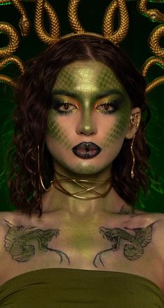 Costume Party Makeup, Medusa Makeup Ideas Halloween, Halloween 2023 Ideas Costume, Reptile Makeup Halloween, Medusa Make Up Ideas, Halloween Costumes Makeup Creative, Scary Medusa Costume, Medusa Inspired Makeup, Green Halloween Makeup Ideas