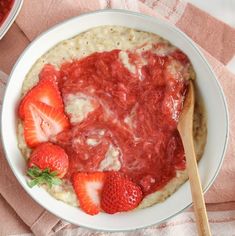 Barley breakfast bowl with a strawberry-rhubarb compote - Plant Based Jess Barley Breakfast, Strawberry Rhubarb Compote, Buckwheat Bread, Creamy Broccoli Soup, Rhubarb Compote, Freezable Meals, Vegan Caramel, Oats Breakfast, Breakfast Bowl