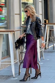 Burgundy Skirt Outfit, Purple Skirt Outfit, Silk Skirt Outfit, Satin Skirt Outfit, Long Leather Skirt, Rok Outfit, Skirt Outfit Ideas, Burgundy Skirt, Long Skirt Outfits